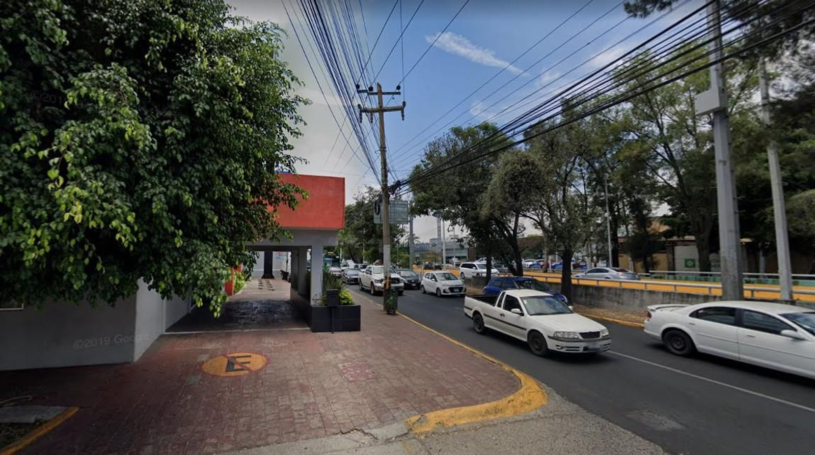 Entrada del hotel Puerta del Sol, en Zapopan, donde tuvo lugar el tiroteo. (Foto: Google Maps)