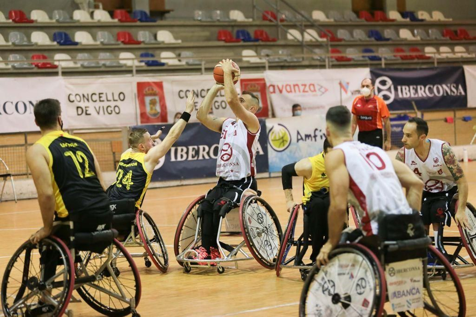 Agustín Alejos firmó un doble-doble (23 puntos y 21 rebotes) tan brillante como insuficiente para el Amfiv.