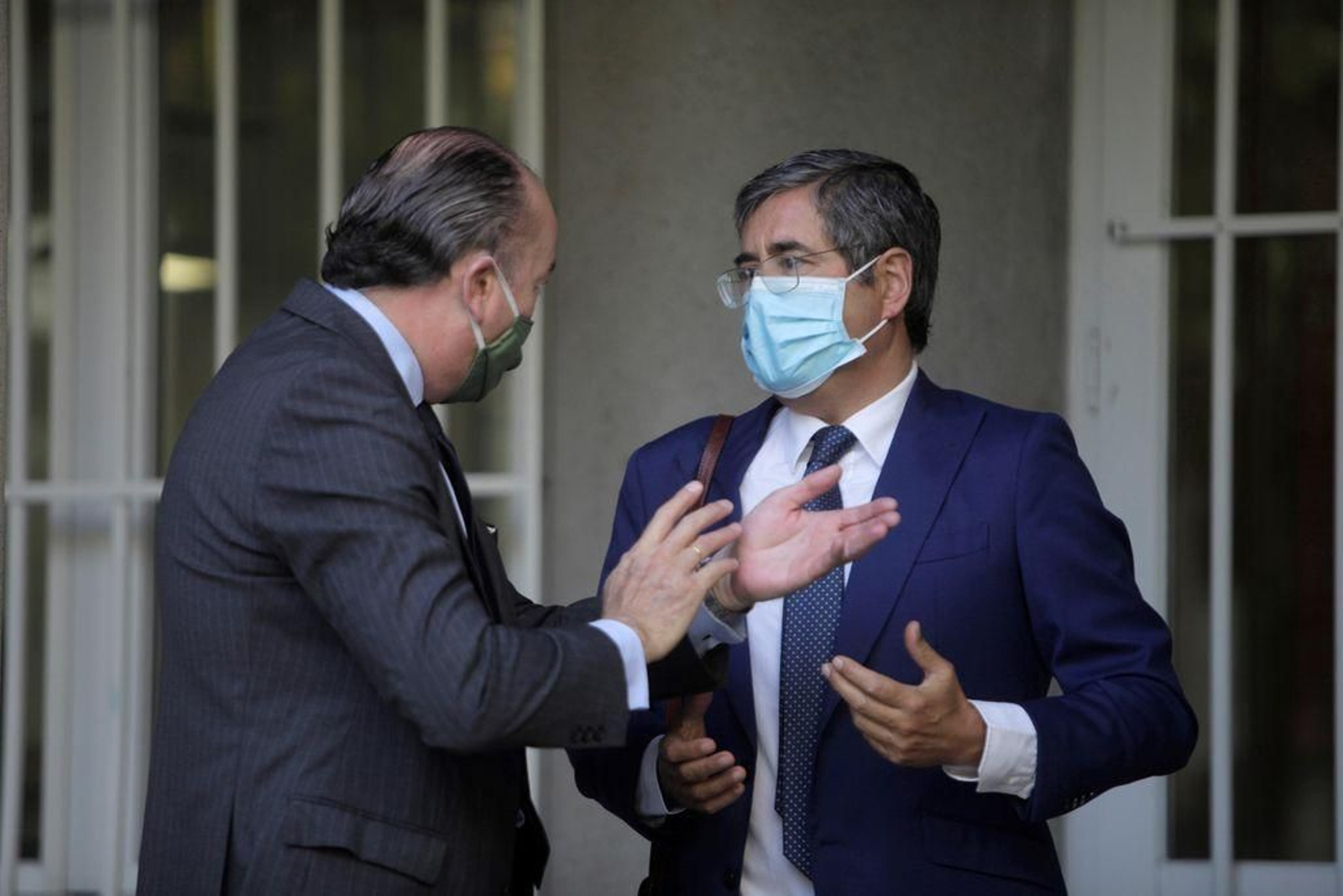 Utrera-Molina, abogado de los Franco conversa con Torres, letrado del Concello de Sada.