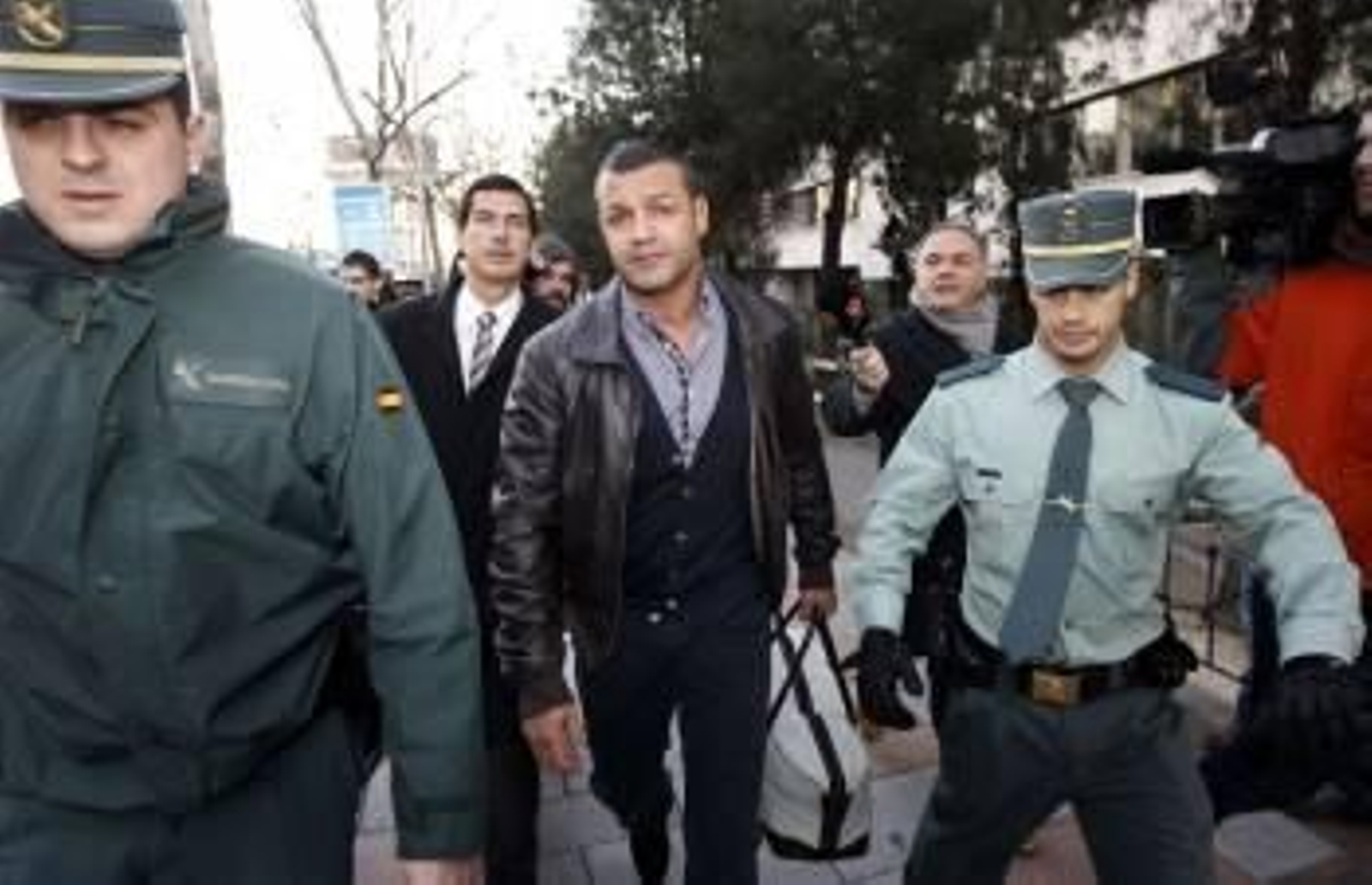 Miguel Angel Flores abandona la prisión tras pagar la fianza. (Foto: CHEMA MOYA)