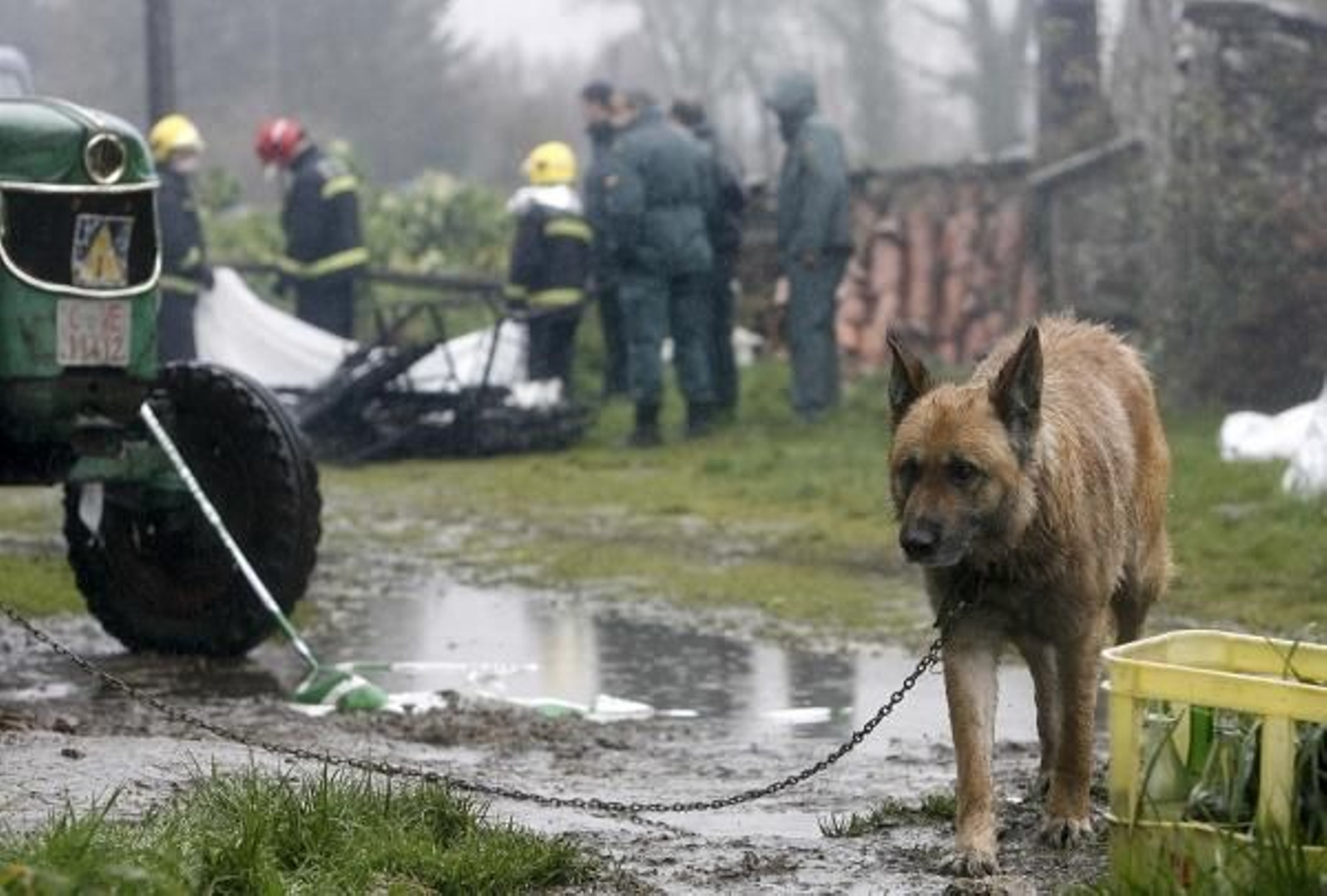 Miembros de la Guardia Civil y los bomberos, cuando llegaron para intentar salvar a los fallecidos en Aranga.