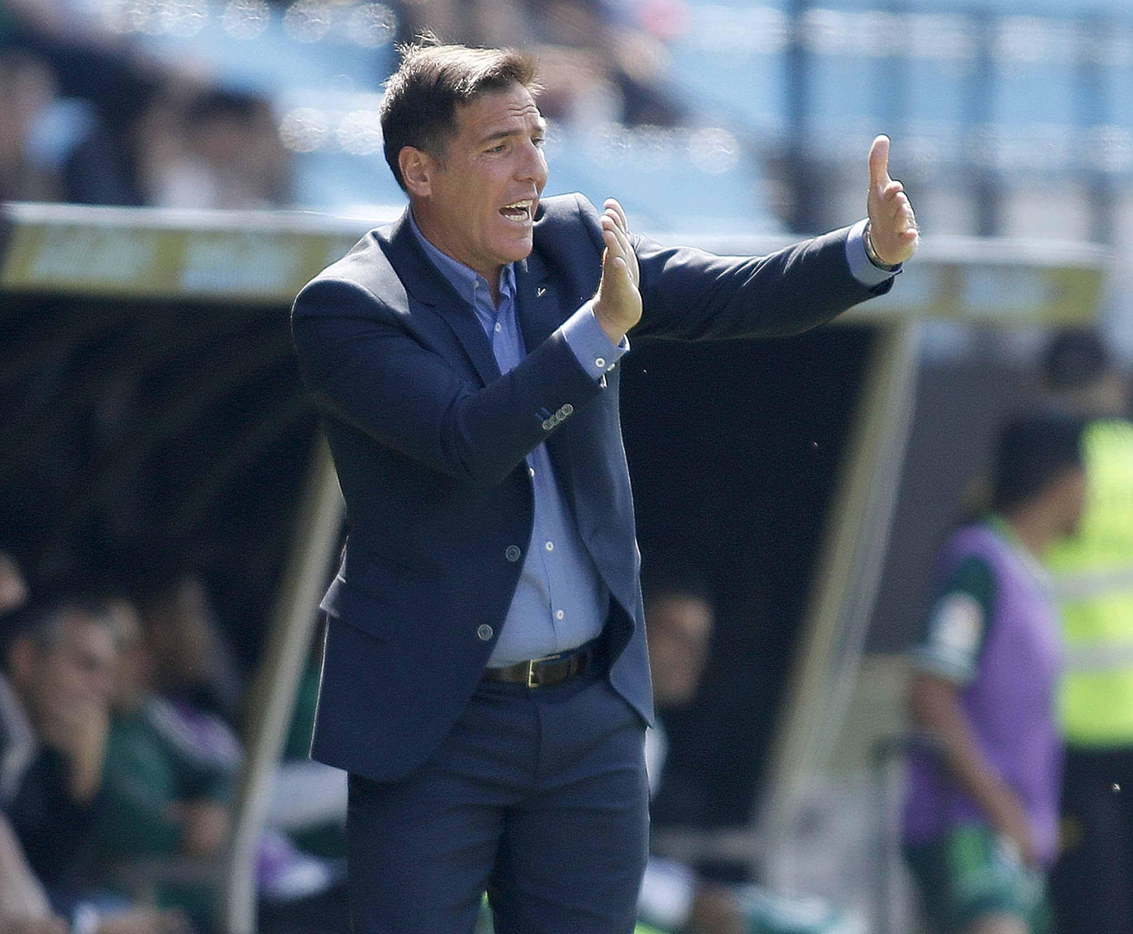 Berizzo da indicaciones a sus jugadores durante el partido de ayer en Balaídos contra el Betis.