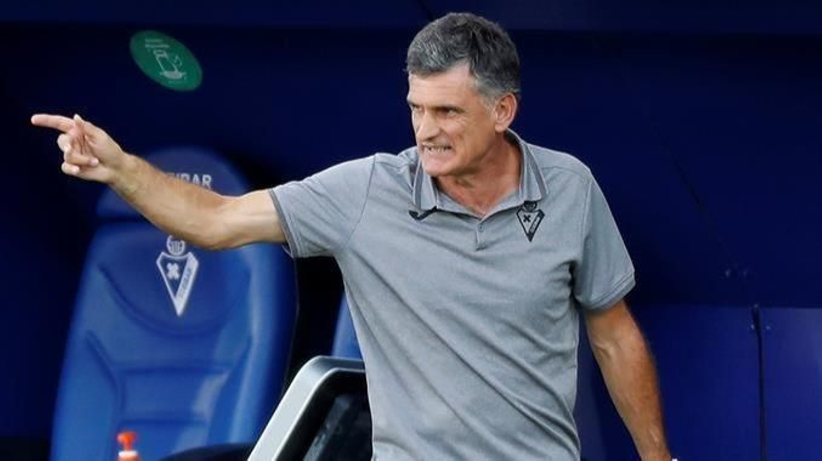 José Luis Mendilibar da instrucciones desde la banda.