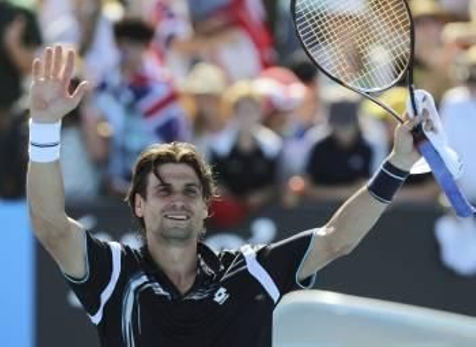 El tenista español David Ferrer saluda al público tras vencer al estadounidense Ryan Sweeting en la segunda ronda del Abierto de Australia (Foto: EFE)
