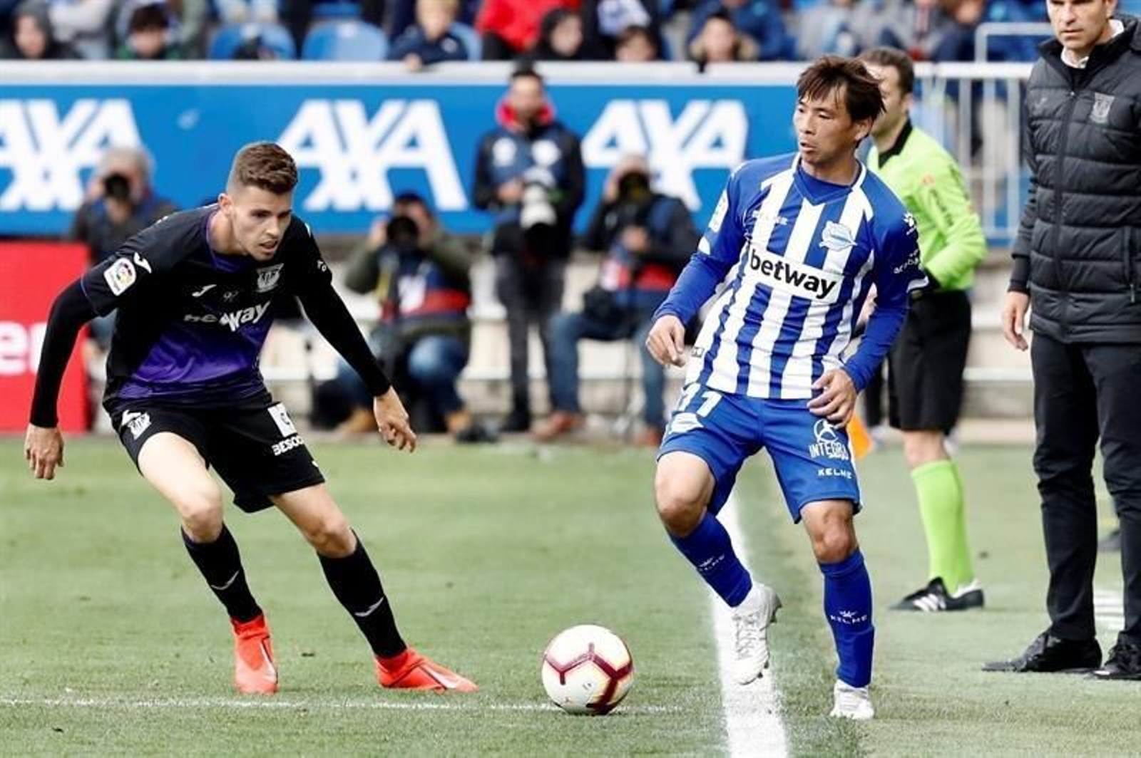 El delantero japonés del Deportivo Alavés Takashi Inui (d), y el centrocampista del Leganés Gilbert Gumbau (i), durante el partido