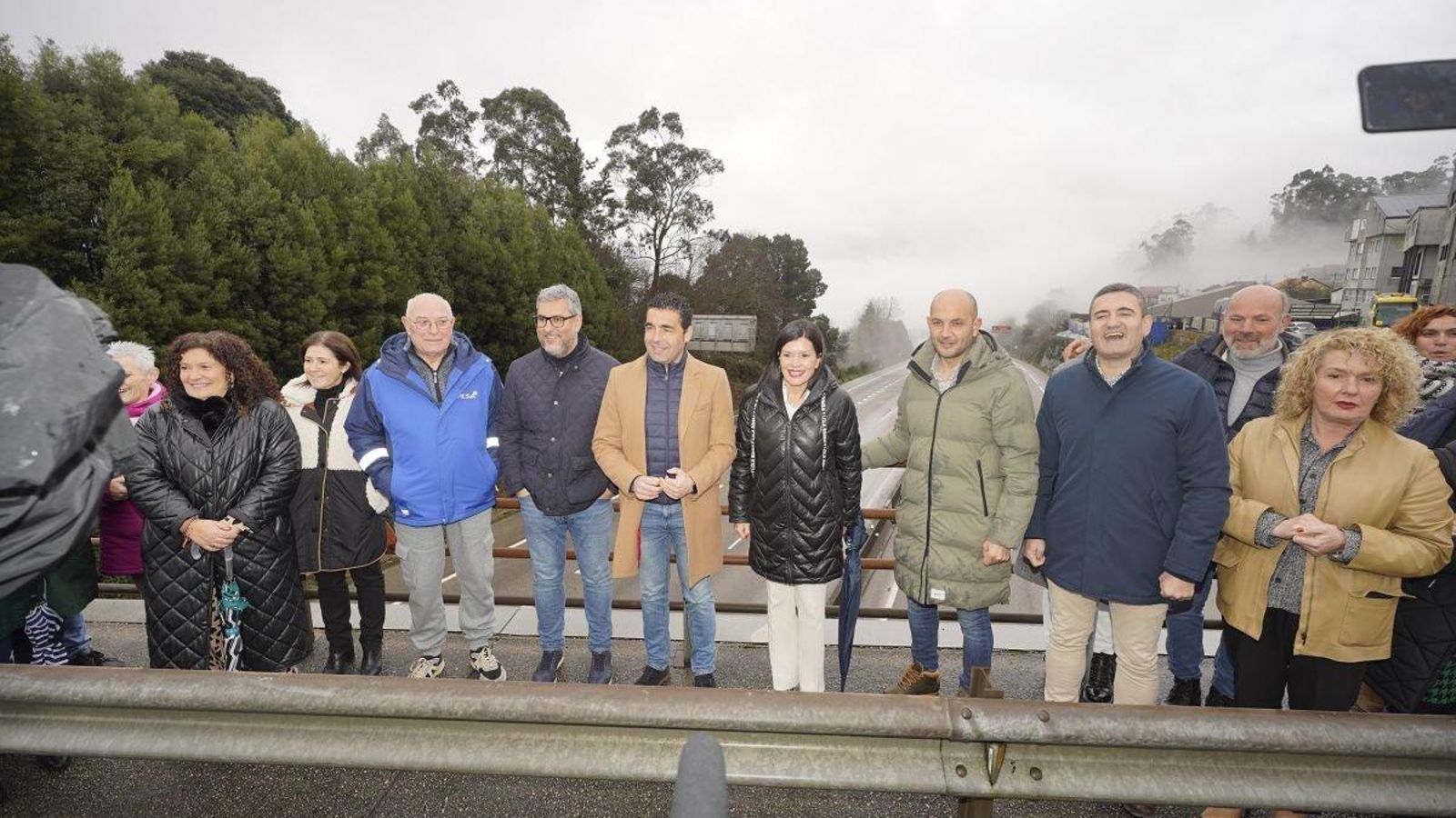 Los alcaldes de Porriño y Mos y el presidente de la Diputación, ayer en Puxeiros.
