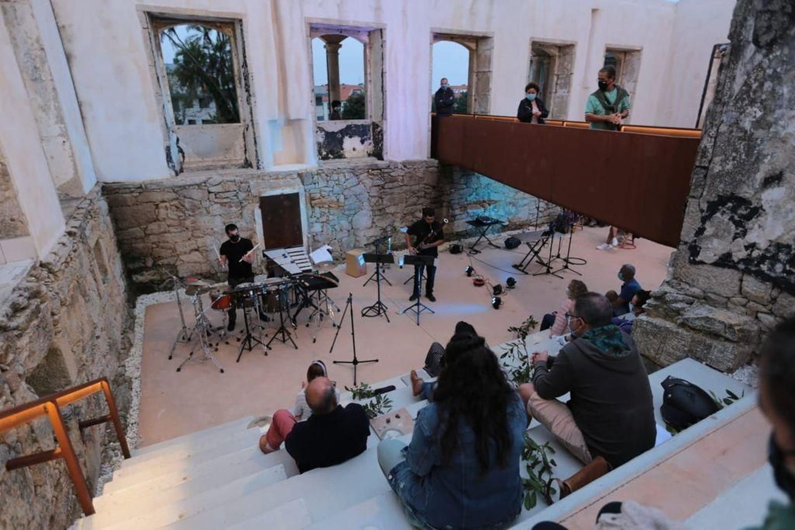 Villa Solita, los restos reconstruidos de una casa indiana en Alcabre, se ha convertido en este verano en un espacio único, en esta ocasión para Pablo Paz y Gonzalo Lemos, sorprendente dúo de percusión y viento.