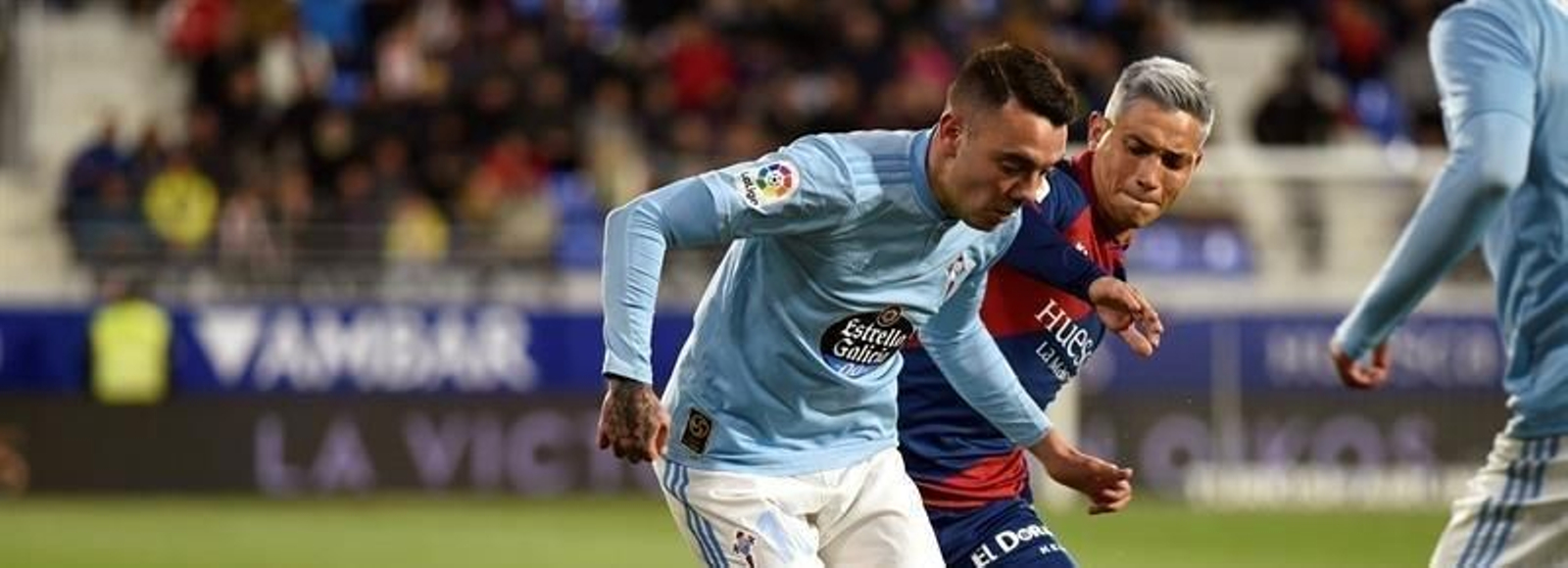 Iago Aspas (i) pelea un balón con el delantero argentino del Huesca Ezequiel Ávila