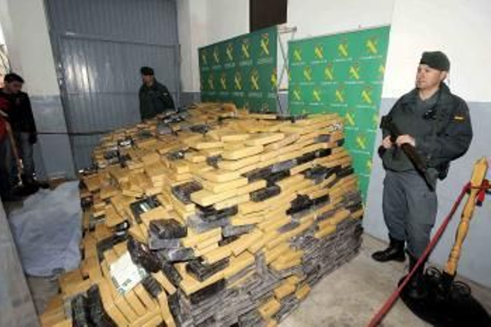 Agentes de la Guardia Civil custodian los 4.105,2 kilogramos de cocaína intervenidos hace unos días ocultos en una nave de una fábrica de pieles para calzado de Elche