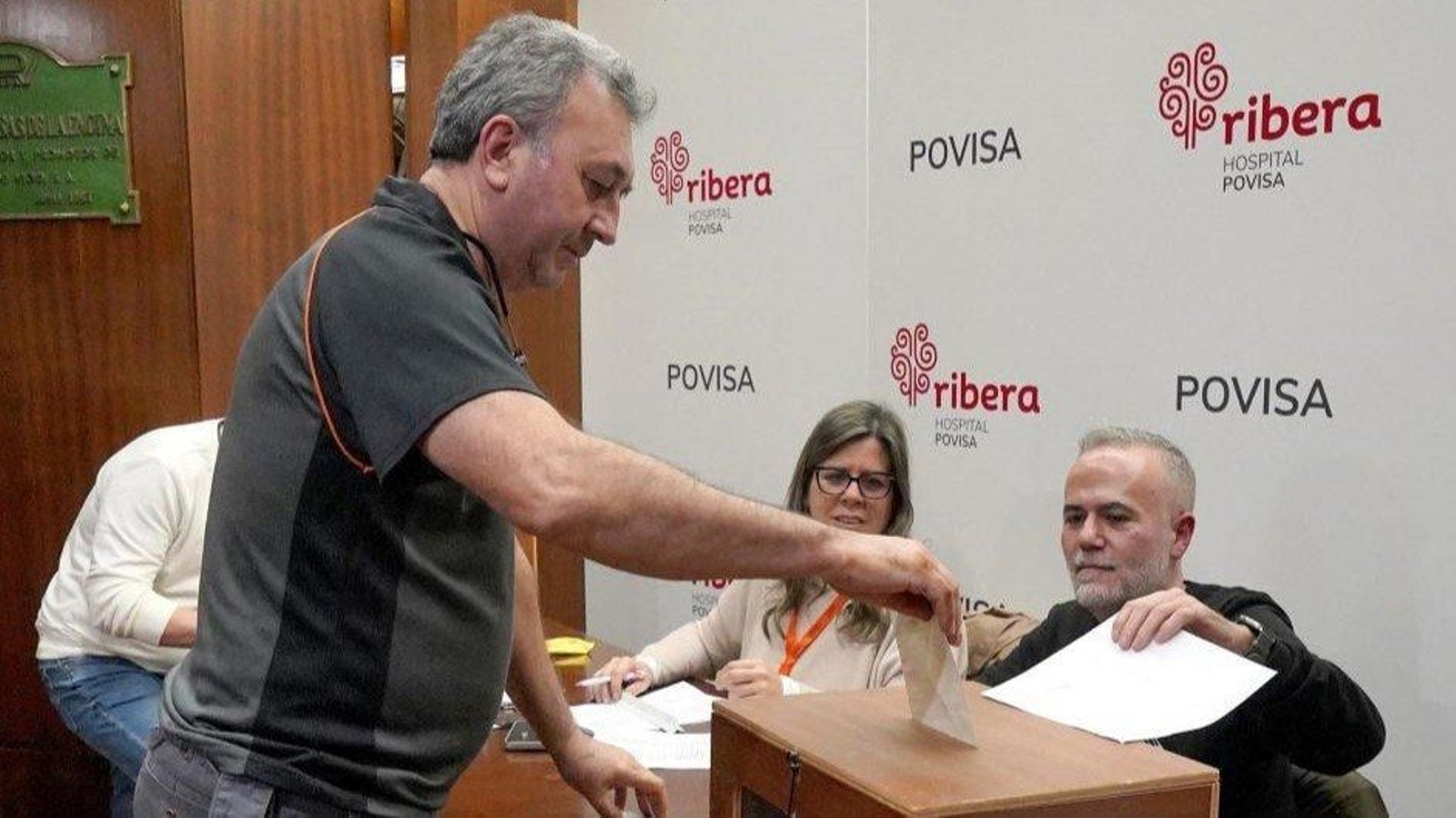 Las urnas se abrieron en el salón de actos de Povisa.