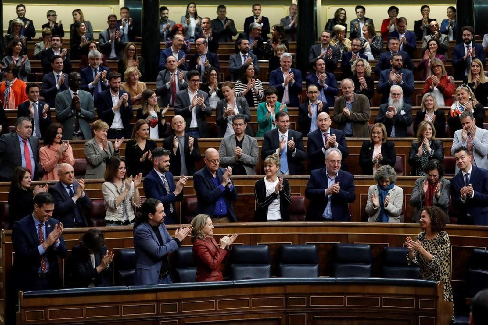 La ministra de Hacienda, María Jesús Montero, recibe los aplausos de su grupo tras ser aprobada la propuesta.