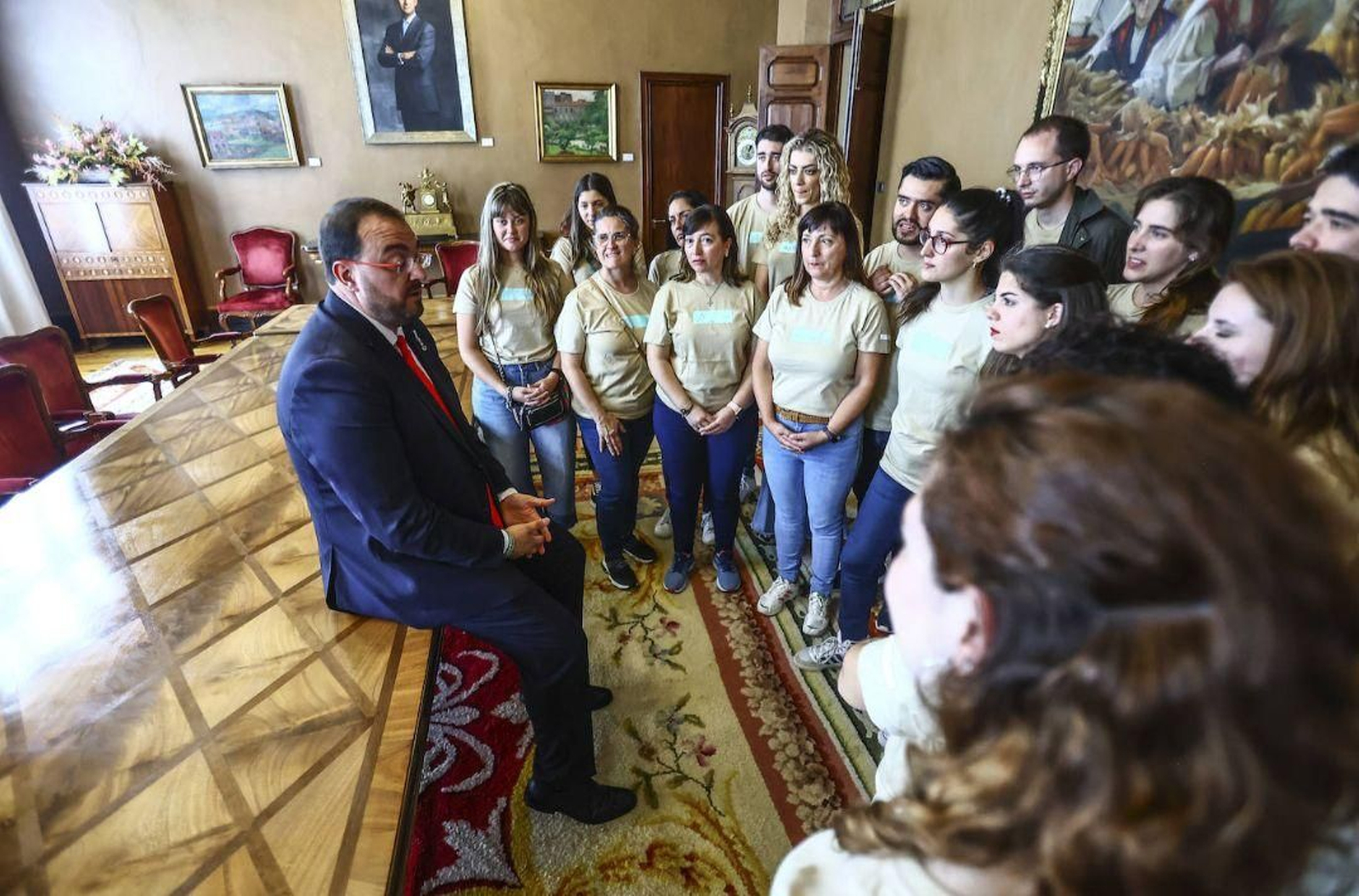El presidente del Principado, Adrián Barbón, conversa con los alumnos del tercer curso de la sexta promoción.
