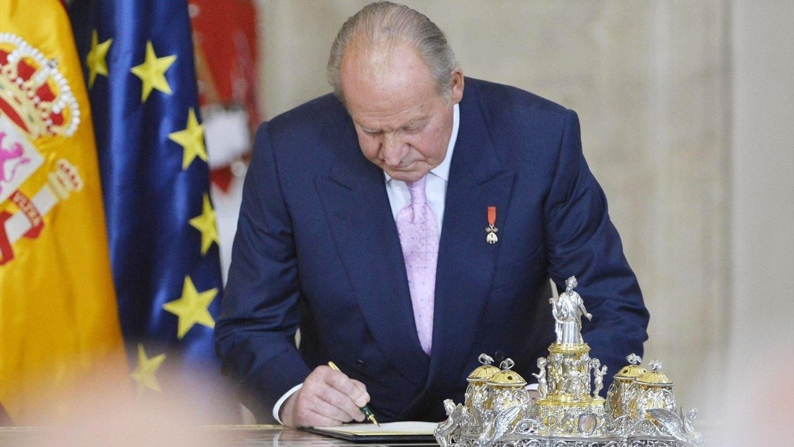 Juan Carlos I firma su abdicación. // E.P.