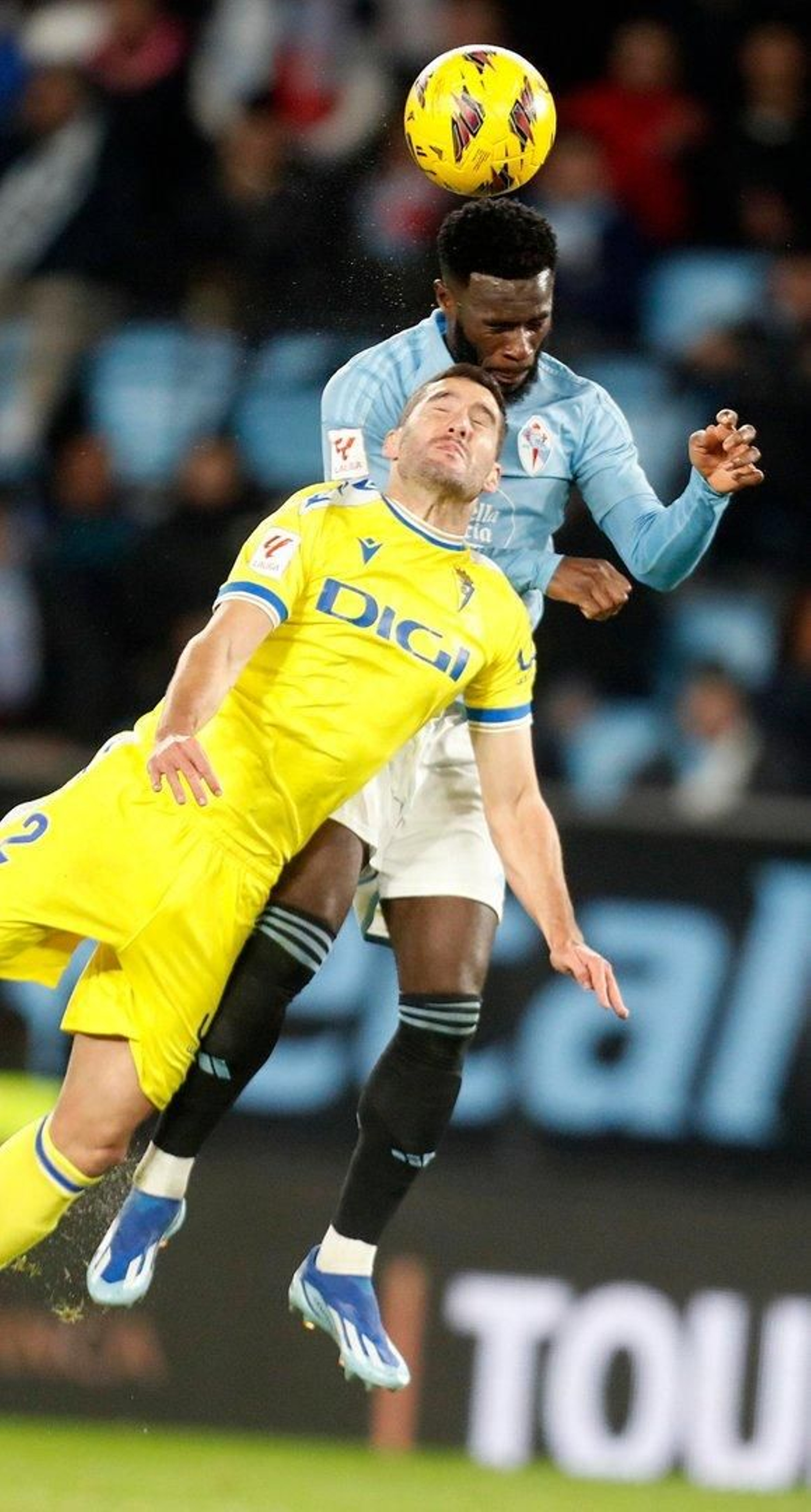 Bamba remata de cabeza.