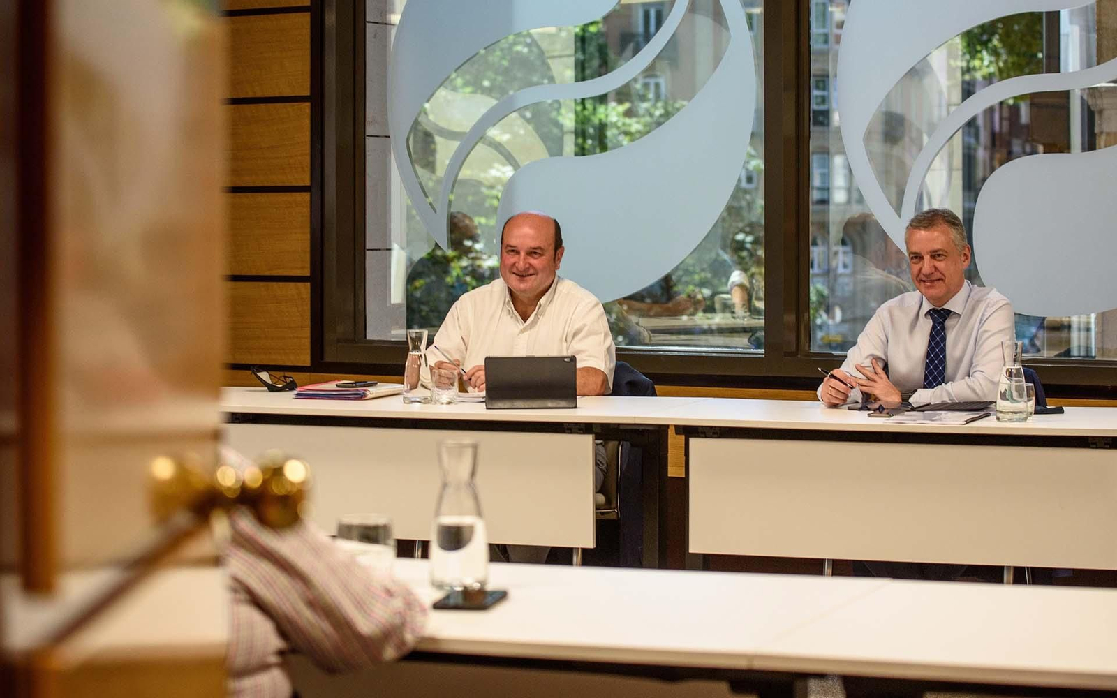 El lehendakari, Iñigo Urkullu (d), y el presidente del PNV, Andoni Ortuzar (i), momentos antes de dar comienzo la reunión del Euzkadi Buru Batzar. EFE/ Javier Zorrilla