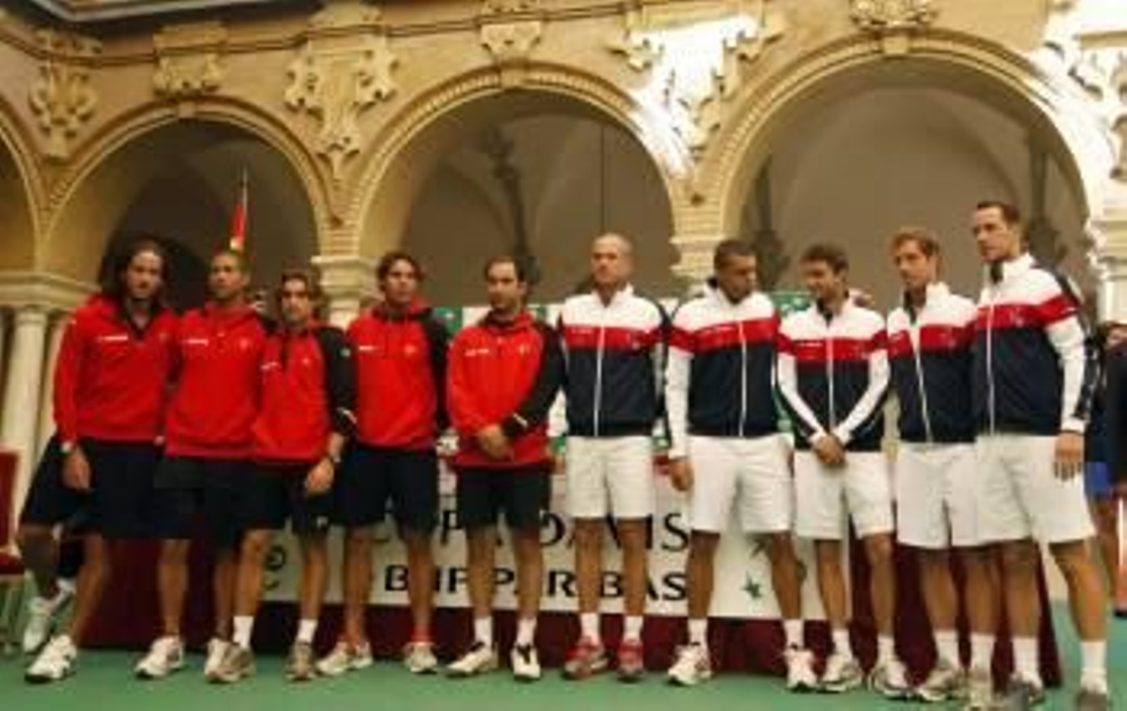 Las dos selecciones durante la presentación (Foto: EFE)