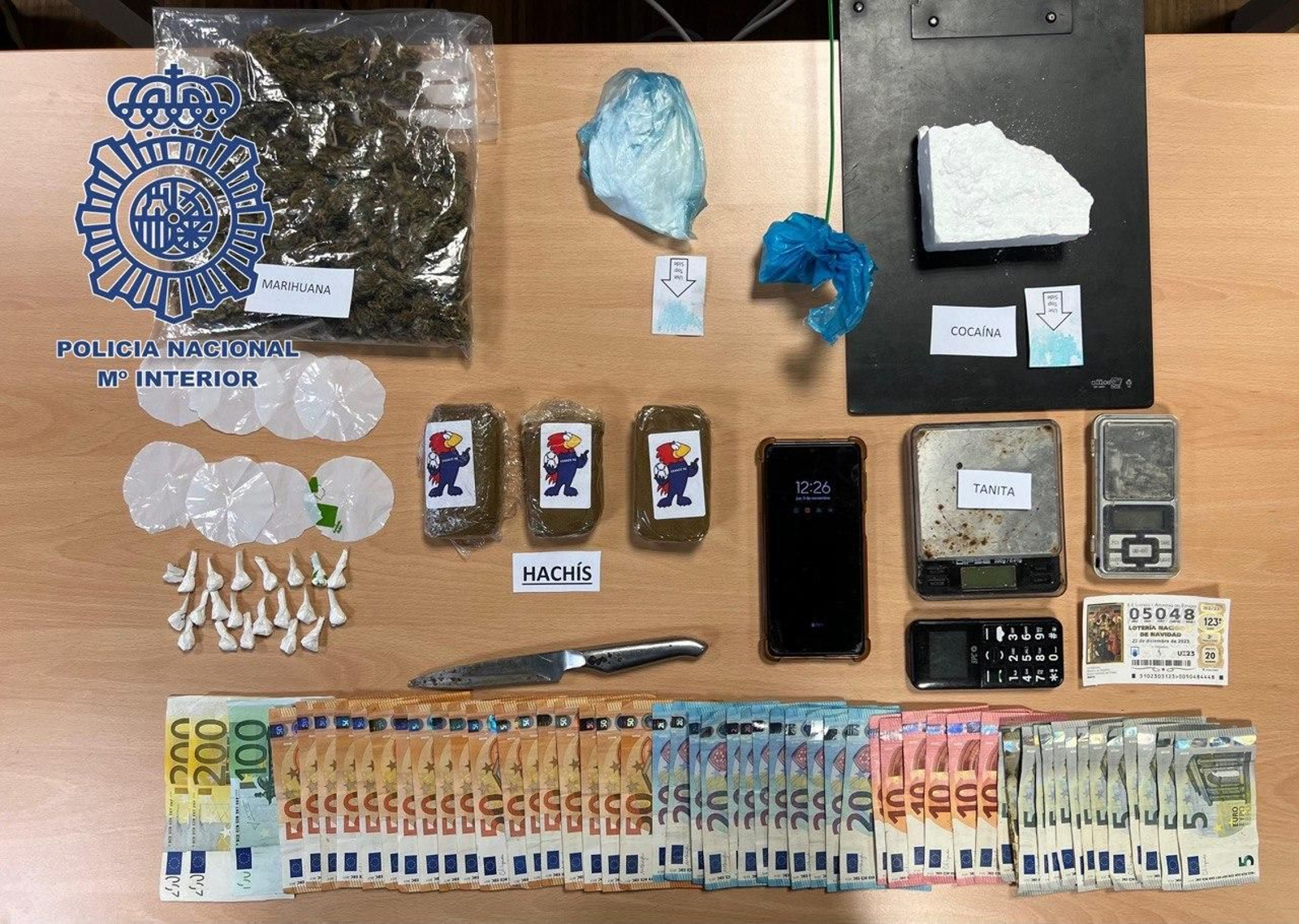 Material incautado al detenido por venta de drogas en Vigo.