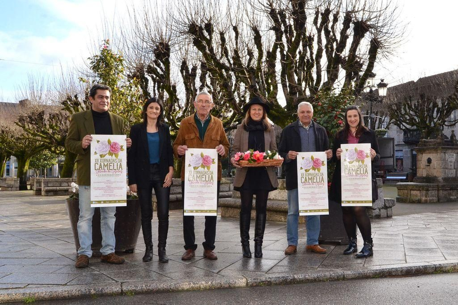 Alcaldesa y organizadores en la presentación de la 'Mosta da Camelia'.