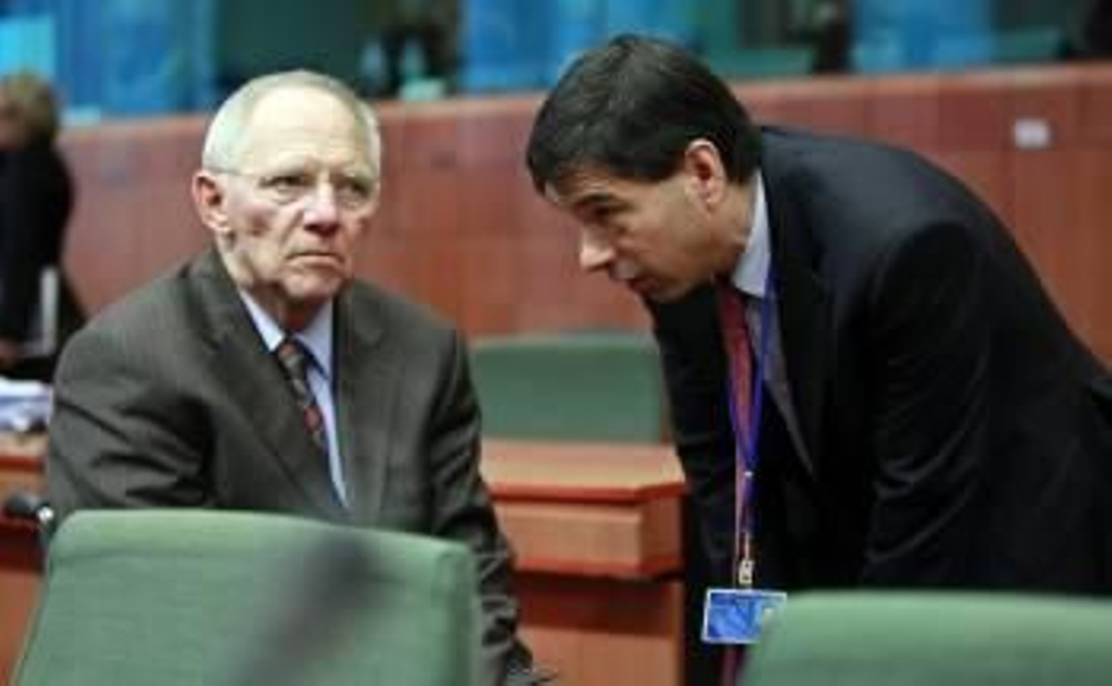 El titular alemán de Finanzas, Wolfgang Schäuble, escucha a su homólogo luso, Vitor Gaspar. (Foto: OLIVIER HOSLET)