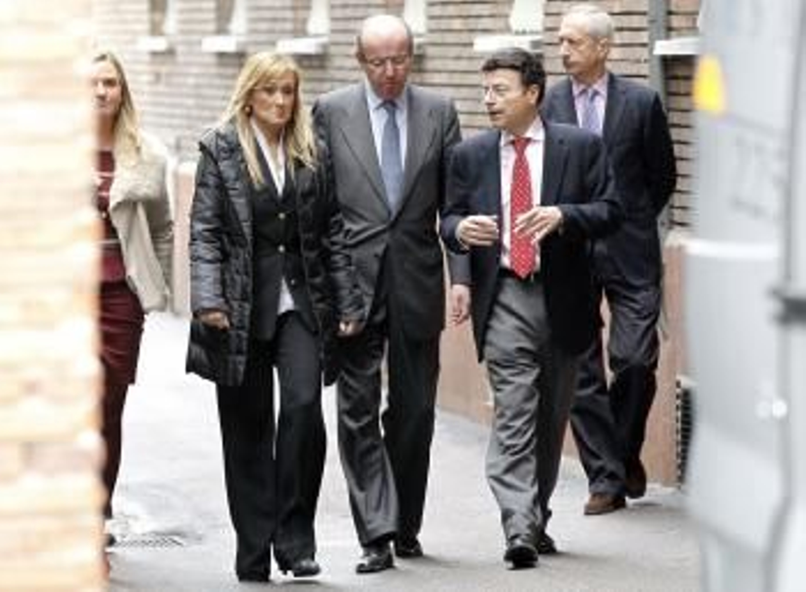La delegada del Gobierno en Madrid, Cristina Cifuentes, el jefe de la Casa del Rey, Rafael Spottorno y el gerente de la clínica La Milagrosa.
