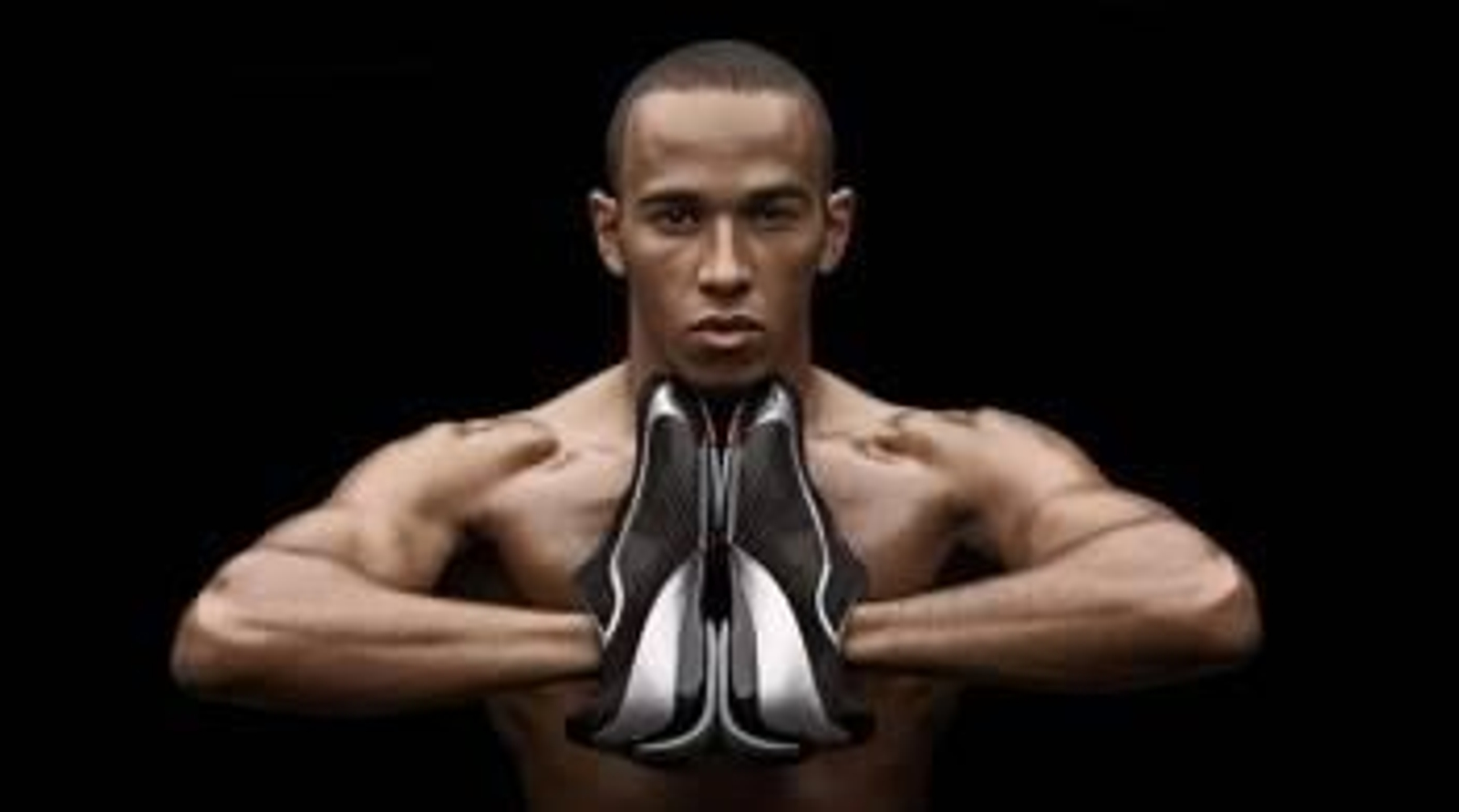 Lewis hamilton posa con calzado deportivo de la firma McLaren