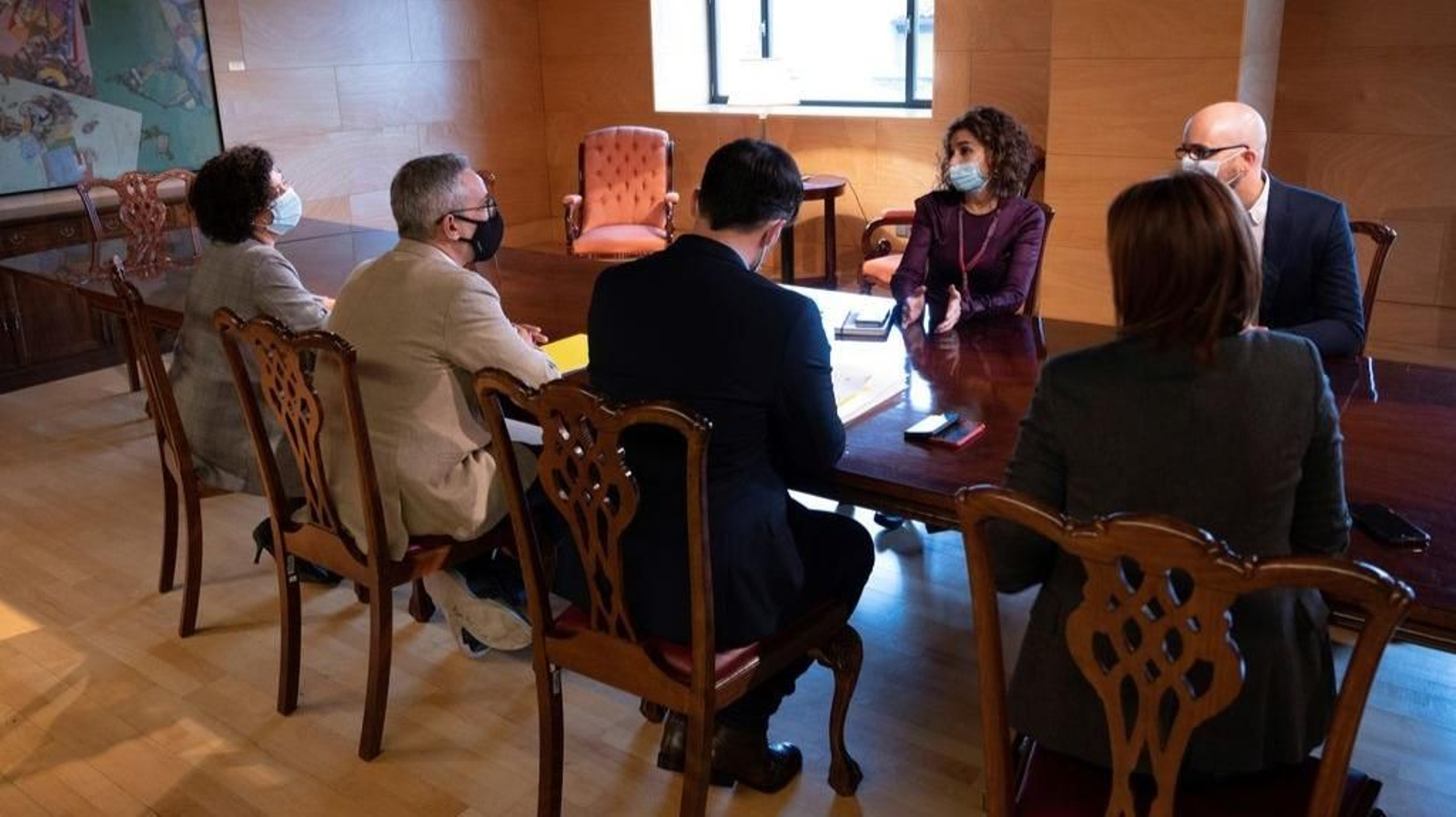 La ministra María Jesús Montero con los miembros de ERC, que ayer anunció el apoyo a las cuentas.