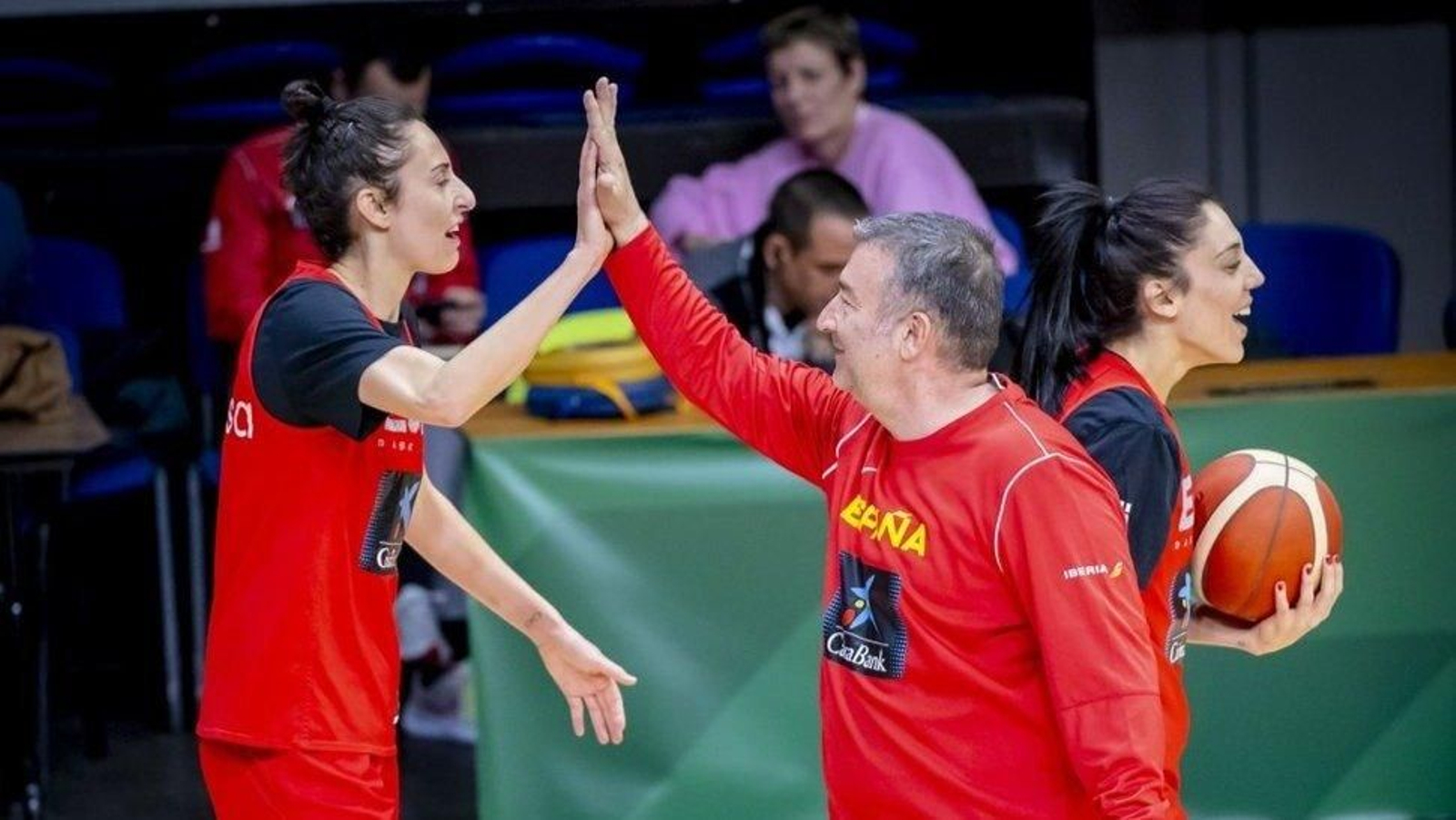 Miguel Méndez saluda a la excéltica Alba Torrens, ayer, en Sopron.