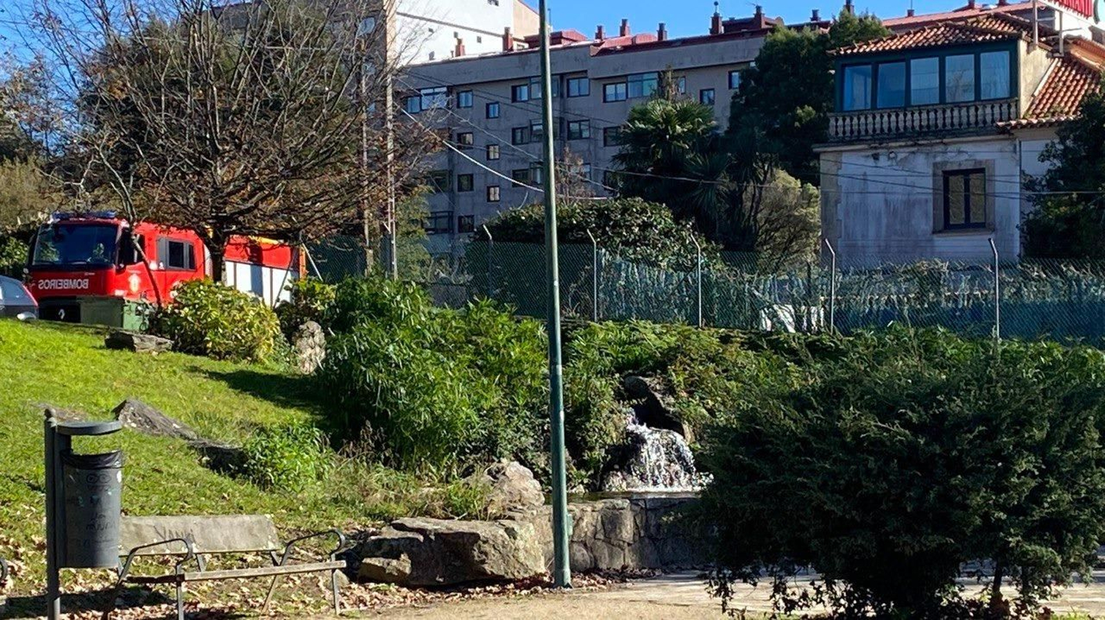 El camión de Bomberos junto a la guardería donde se produjo la fuga de gas.