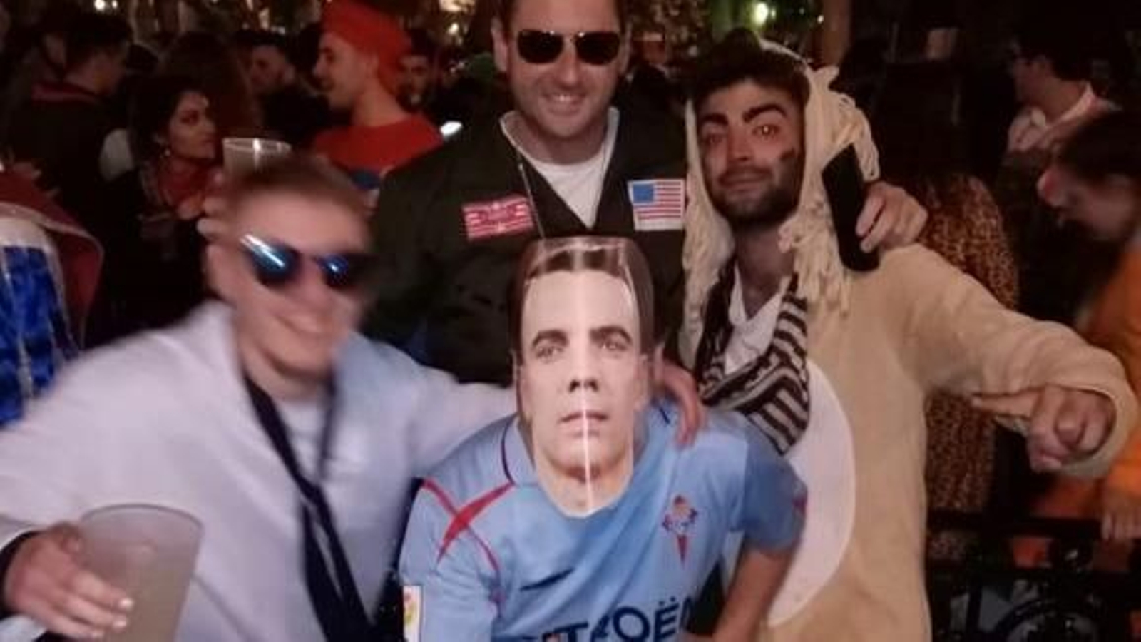 Careta y camiseta de Aspas para pasearse por Cádiz.