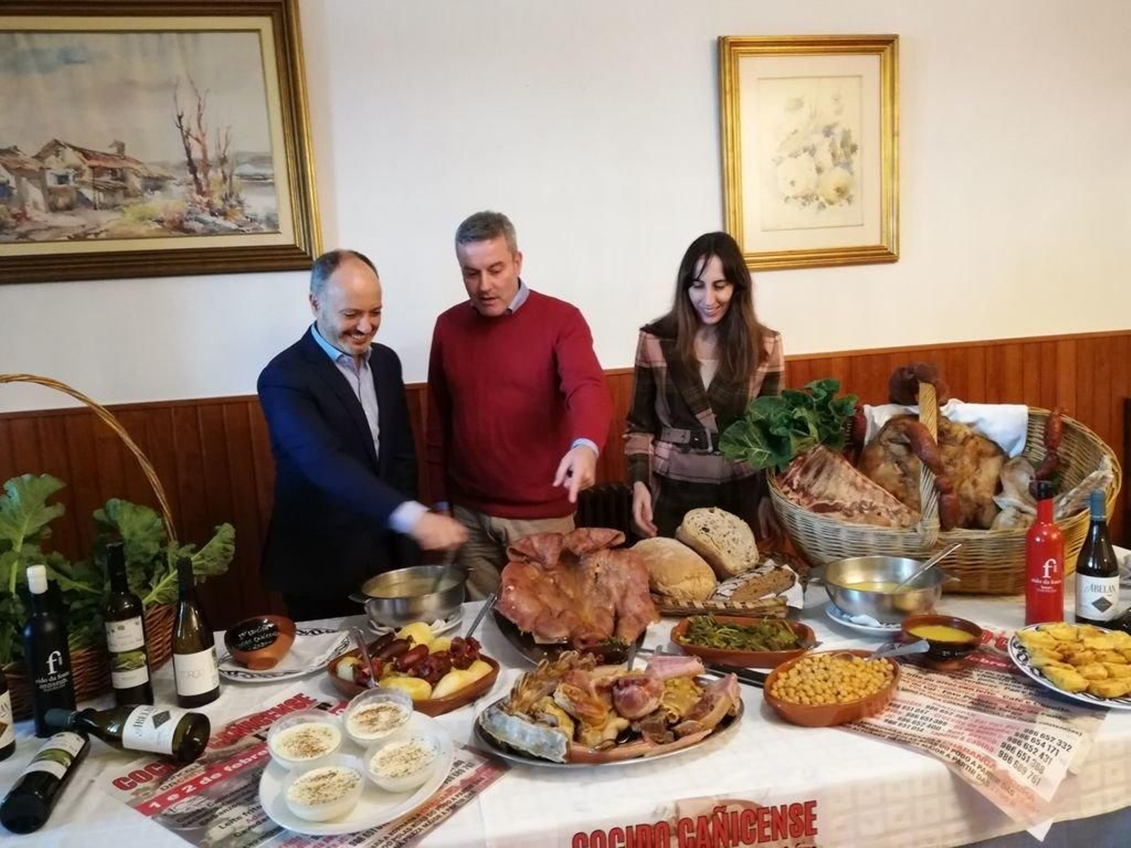 Regades, Piña e Iglesias ante un bodegón de productos del 'Cocido Cañicense'.