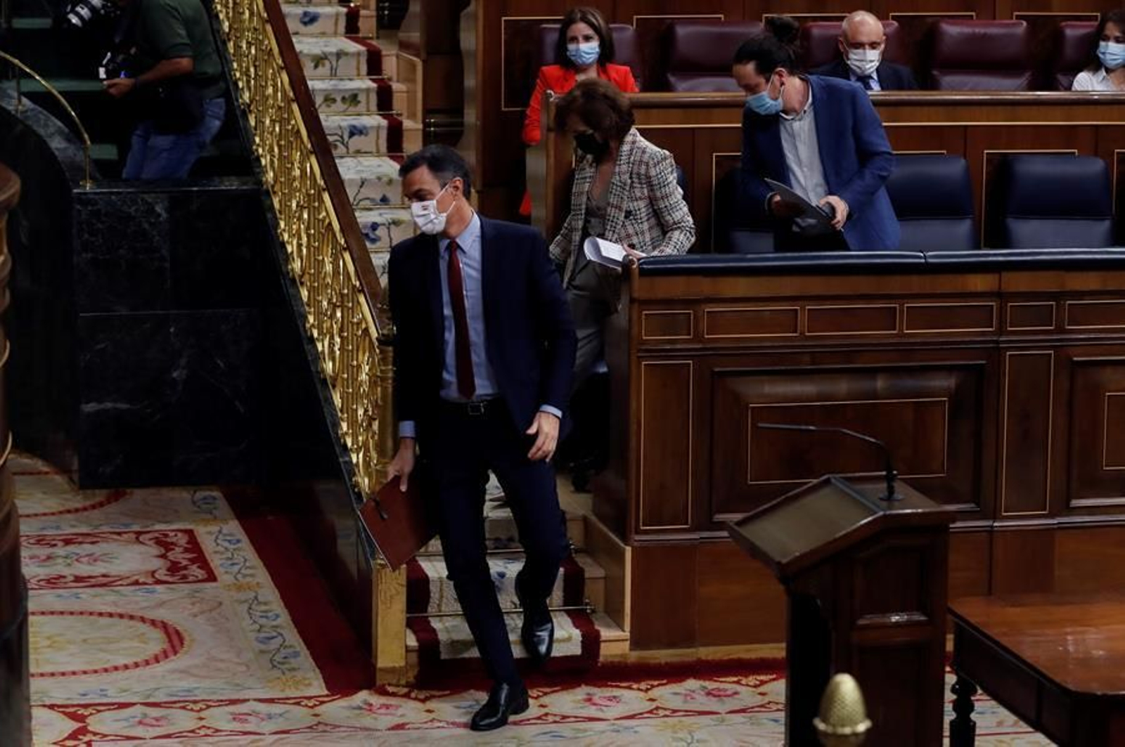 El presidente del Gobierno, Pedro Sánchez, la vicepresidenta primera, Carmen Calvo y el vicepresidente segundo, Pablo Iglesias (i a d