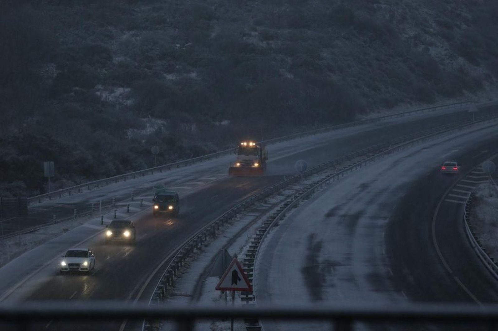 Nieva en la A52 a la altura de A Canda // Alberte