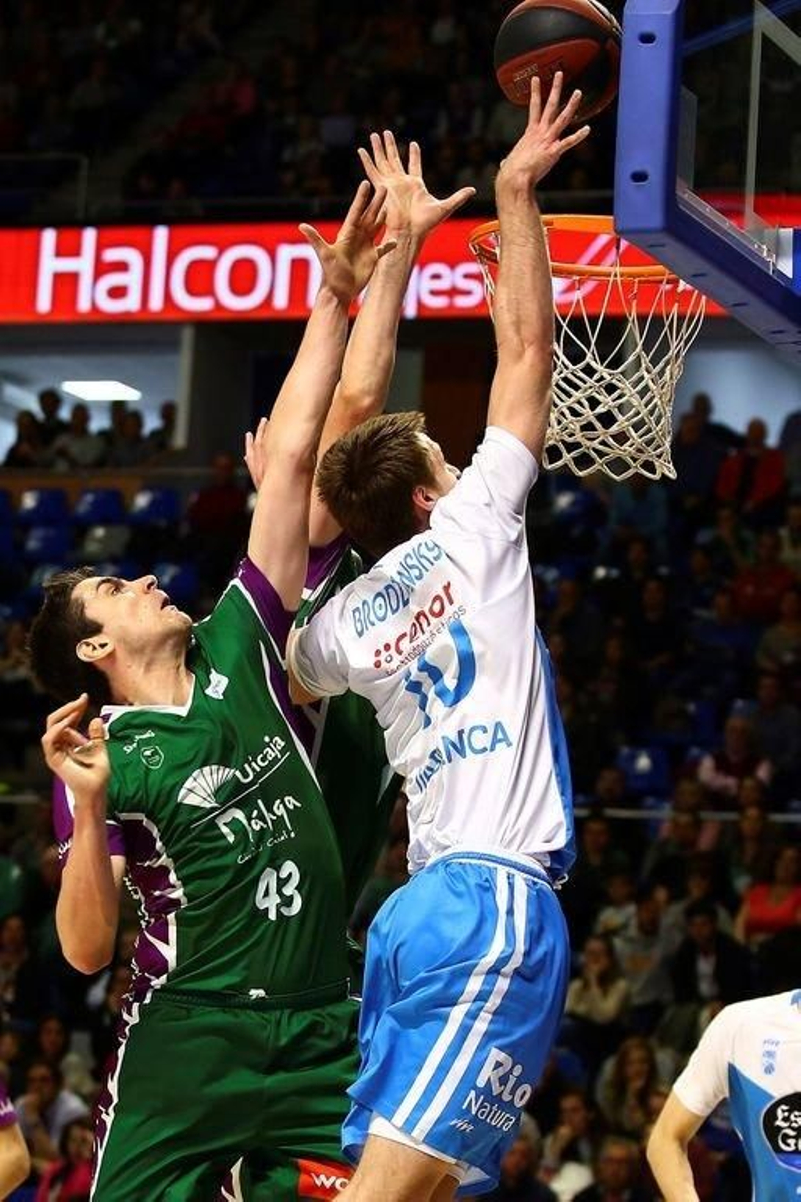 Brodziansky anota ante Carlos Suárez en el partido de Málaga.