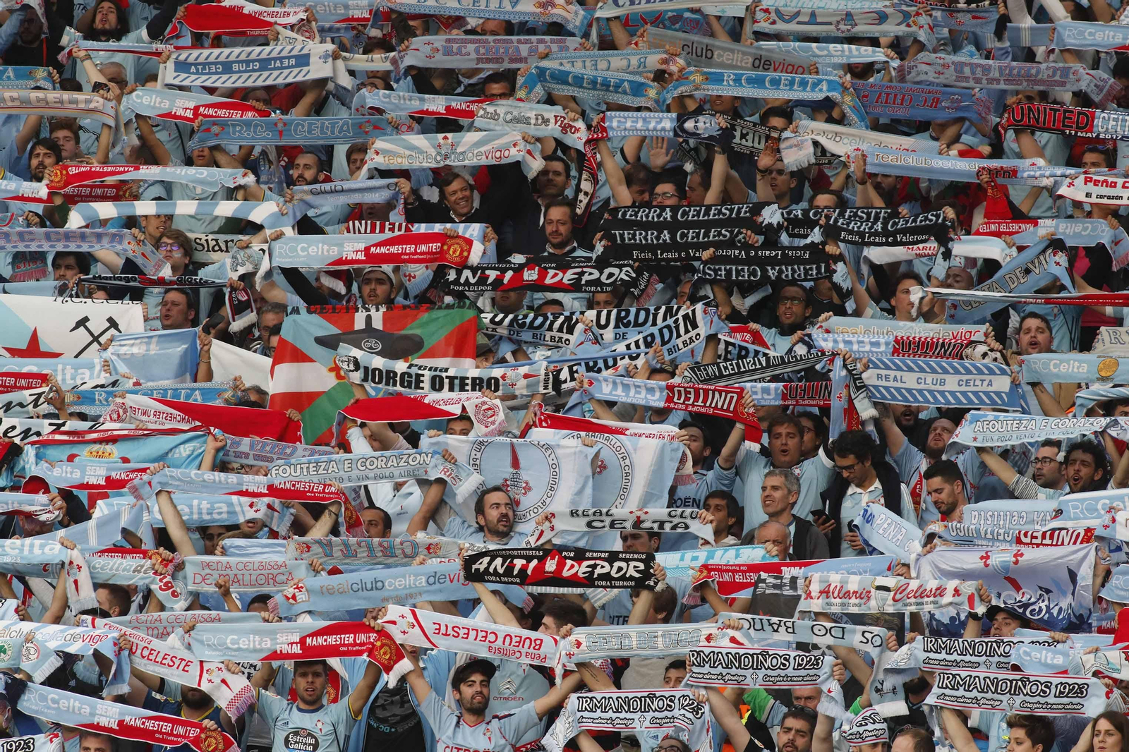 Las mejores imágenes del partido de vuelta entre Manchester United y Celta (1-1). // J.V. Landín