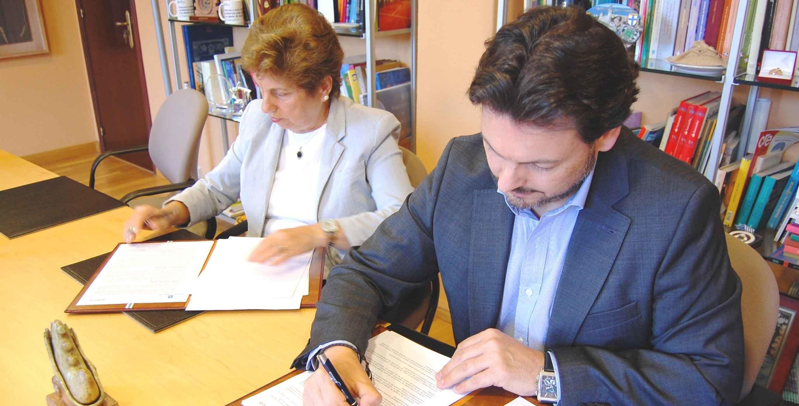 El Secretario General de la Emigración, Antonio Miranda Rodríguez y la  presidenta de la Associaçao Recreio dos Anciâos para Asilo da Velhice Desamparada de Río de Janeiro, Regina Jallas,