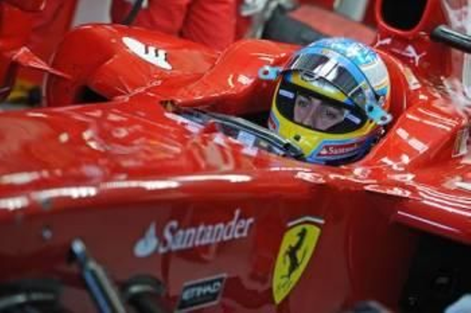 Fernando Alonso en el garaje de Ferrari
