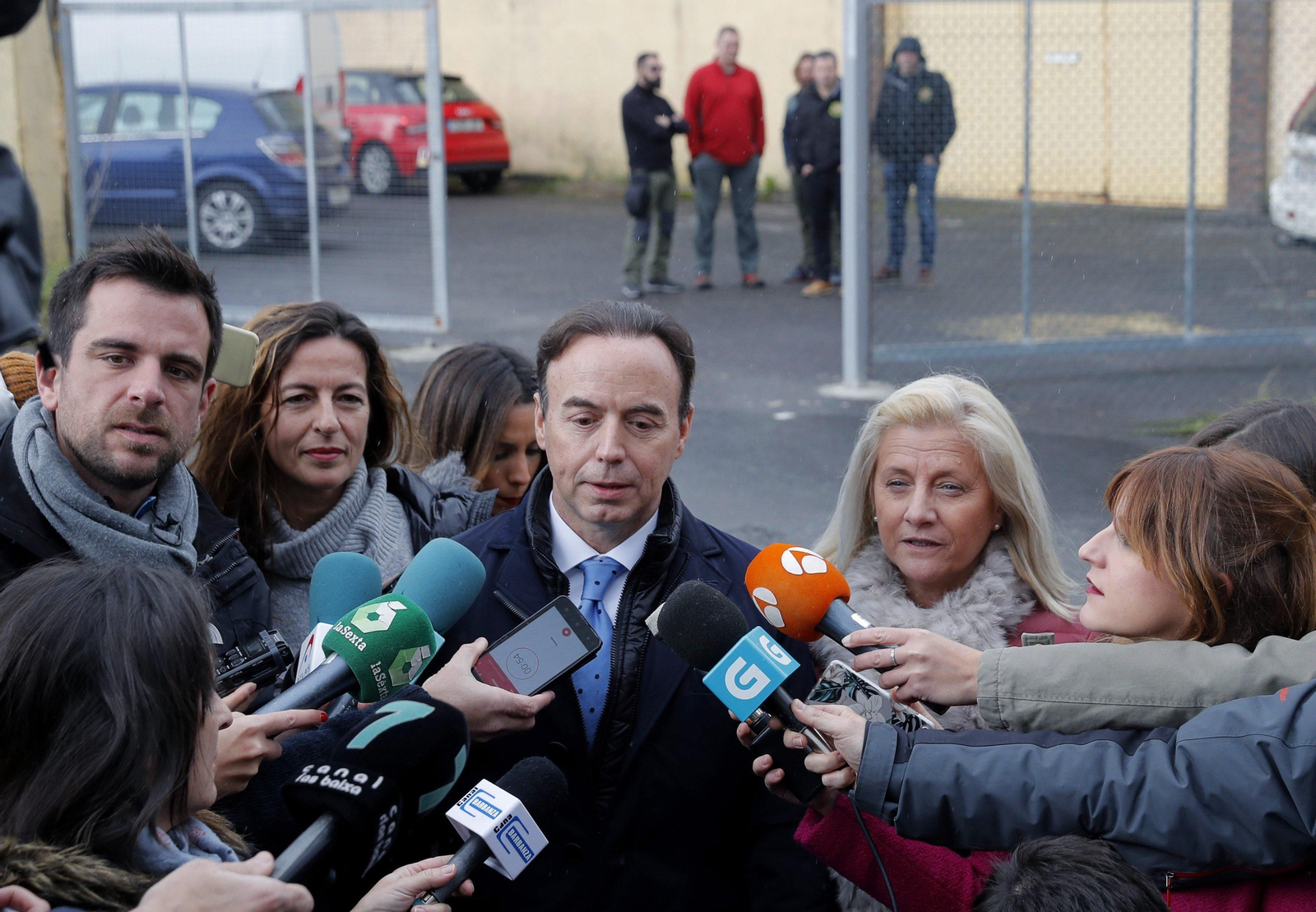 Ricardo Pérez Lama atiende a los medios, el pasado jueves, tras el registro de la nave de Rianxo.