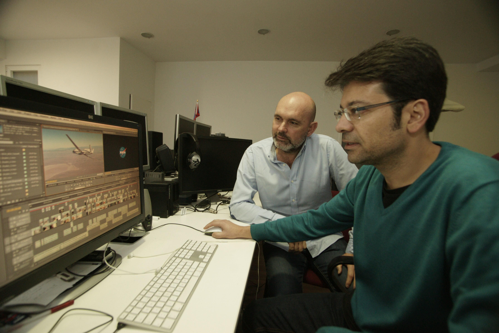 Diego Beltrán y Rafael Méndez, en su estudio de Taboada Leal. Abajo, el DC8, el avión científico.