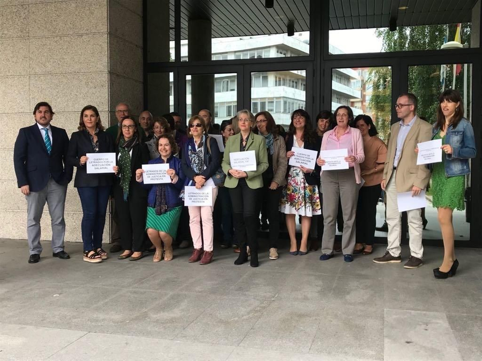 Los letrados de la Administración de Justicia ante los juzgados de Vigo esta mañana