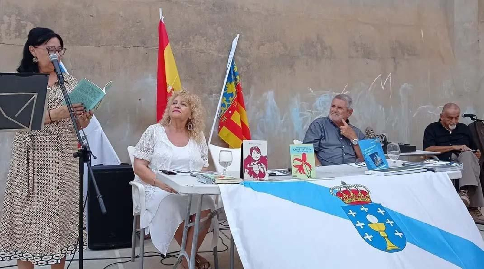 Mila Villanueva leyendo unos de sus poemas en el Centro Gallego de Valencia
