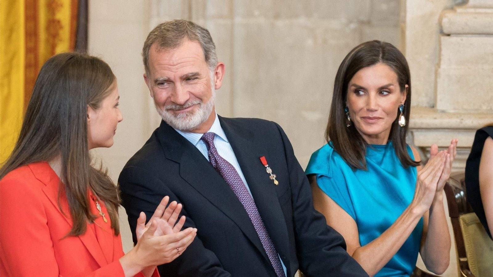 El Rey durante la imposición de las condecoraciones. // Europa Press