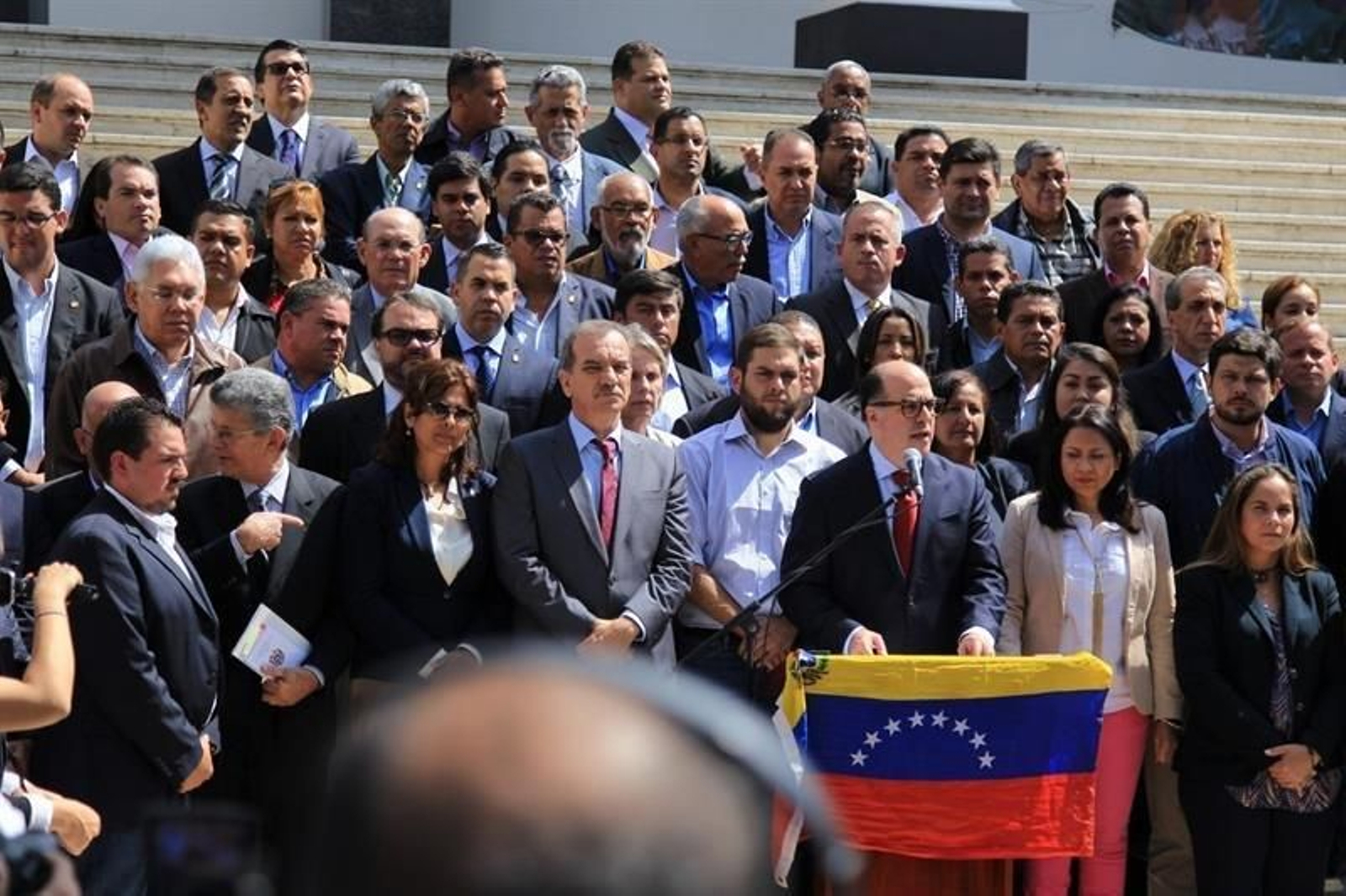 El presidente de la Asamblea Nacional, el diputado Julio Borges (c-d), habla durante una rueda de prensa, acompañado de los diputados opositores de la Asamblea Nacional