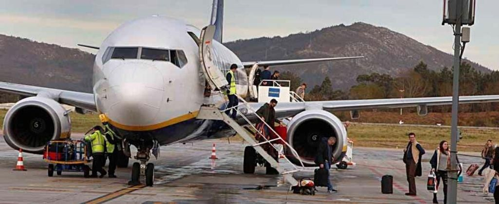 Los primeros pasajeros que desembarcaron ayer Peinador procedentes de Bolonia.