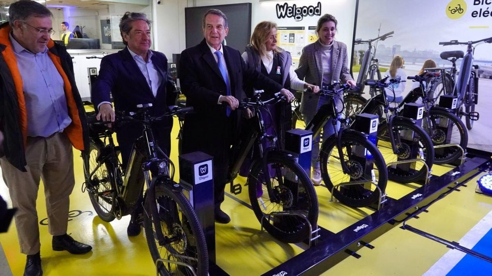 Caballero y Eloy García mostrando las bicis junto a Carmela Silva, Javier Pardo y Patricia Rodríguez.