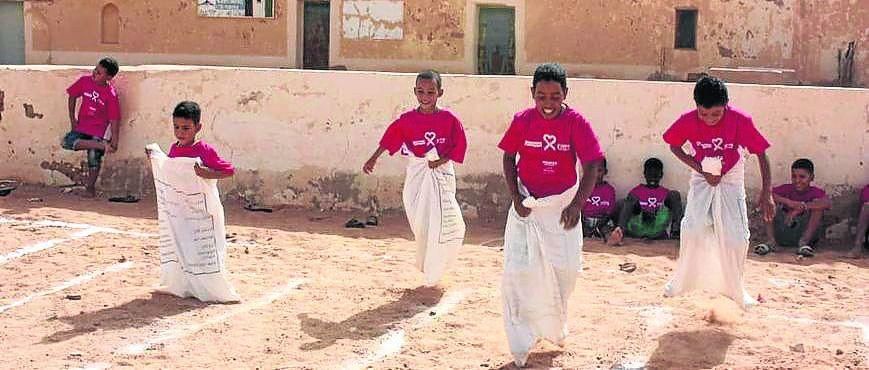 Los niños aprovechan las horas con menos calor para jugar y divertirse.