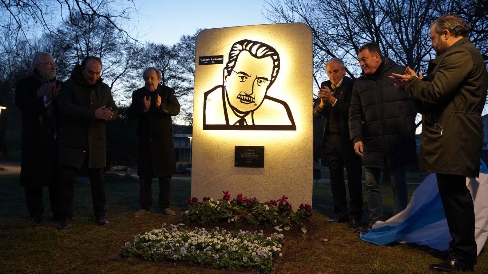 Monumento a Alfonsín iluminado inaugurado en Lalín