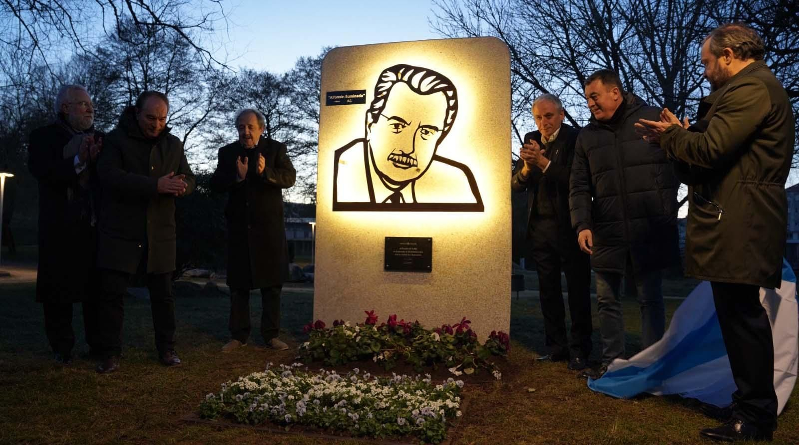 Inauguración de la escultura Alfonsín Iluminado en el Parque de Chascomús en Lalín, con la asistencia de autoridades locales, de Chascomús, del Centro Lalín y el Embajador de Argentina en España, Ricardo Alfonsín