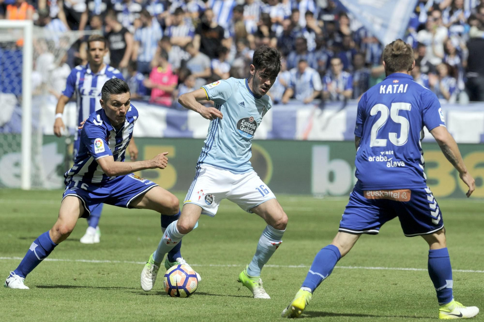 El centrocampista del Celta Jozabed Sánchez conduce el balón durante el partido de ayer contra el Alavés en Mendizorroza.