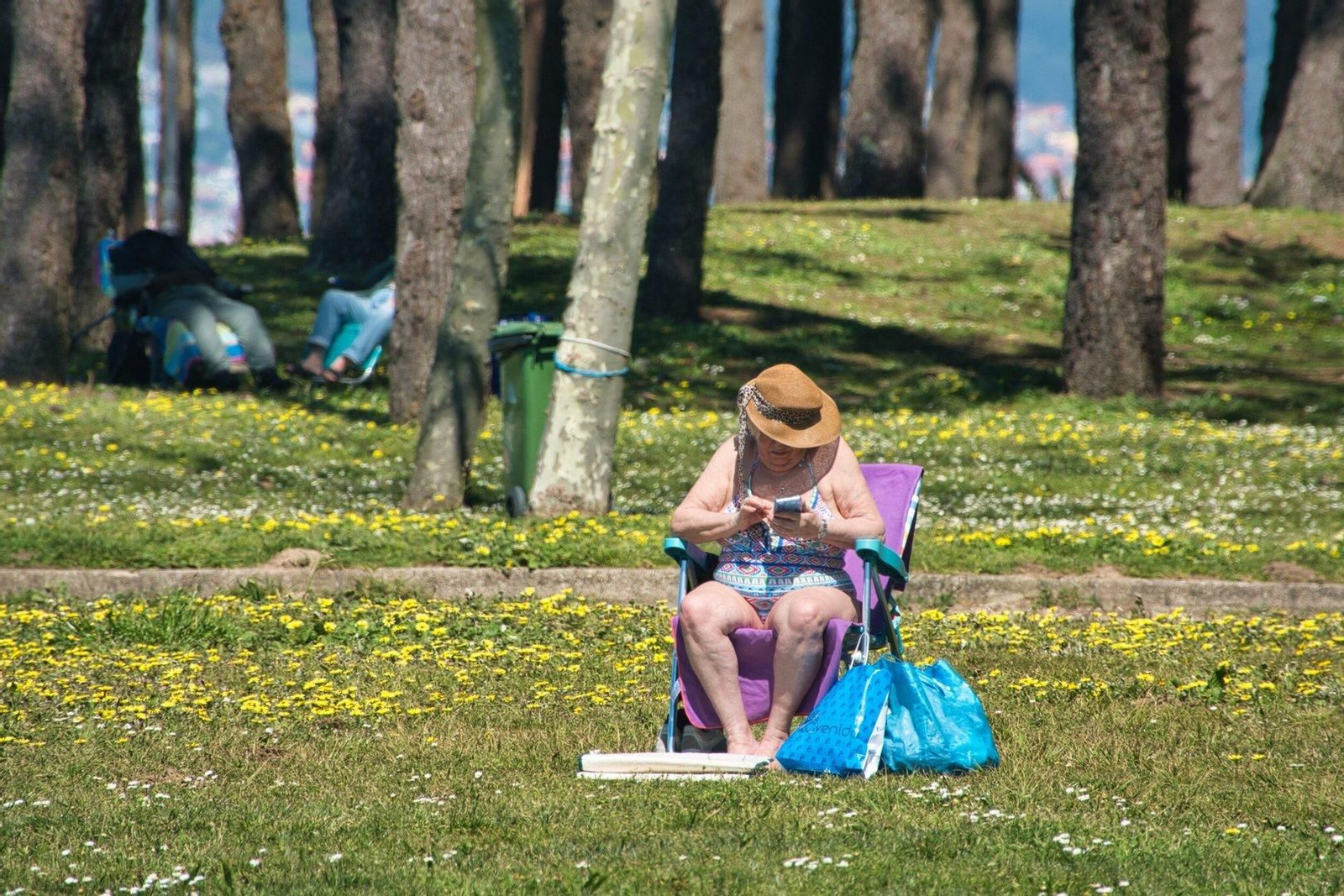 Una mujer sentada en Samil.