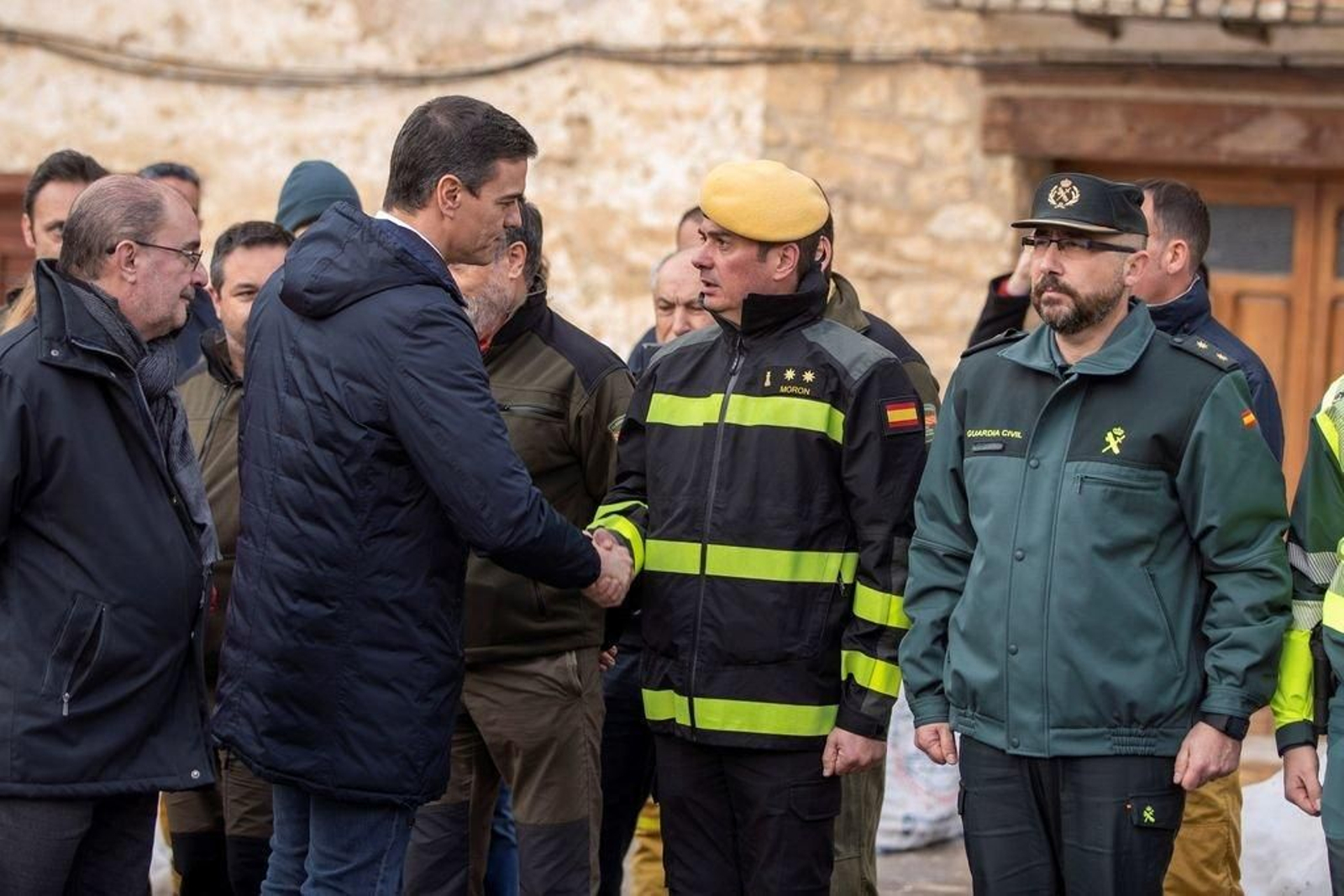 Pedro Sanchez, saluda a los miembros de los operativos que han trabajado en Teruel.